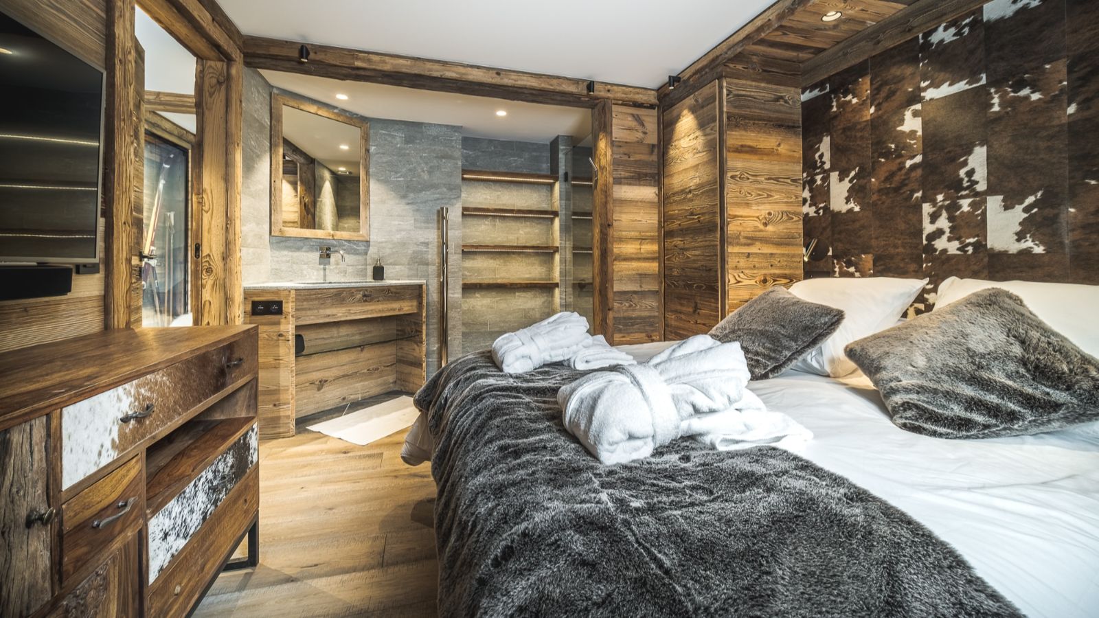 Luxury-Ski-Chalet-Tignes-ChaletArolla-OSC-Bedroom (8).jpg