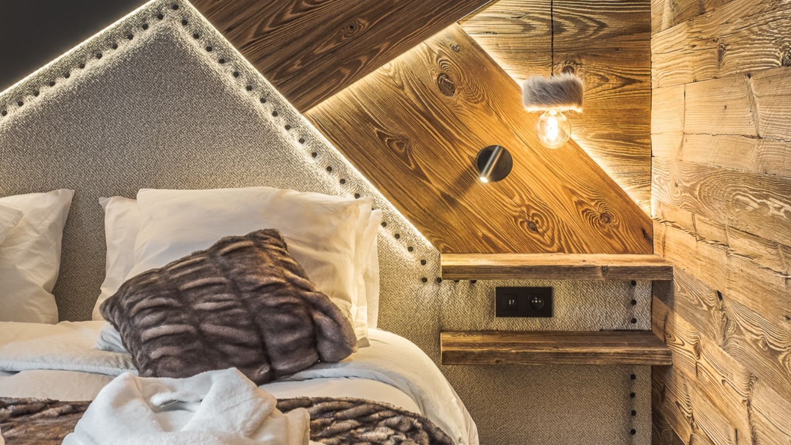 Luxury-Ski-Chalet-Tignes-ChaletArolla-OSC-Bedroom (9).jpg
