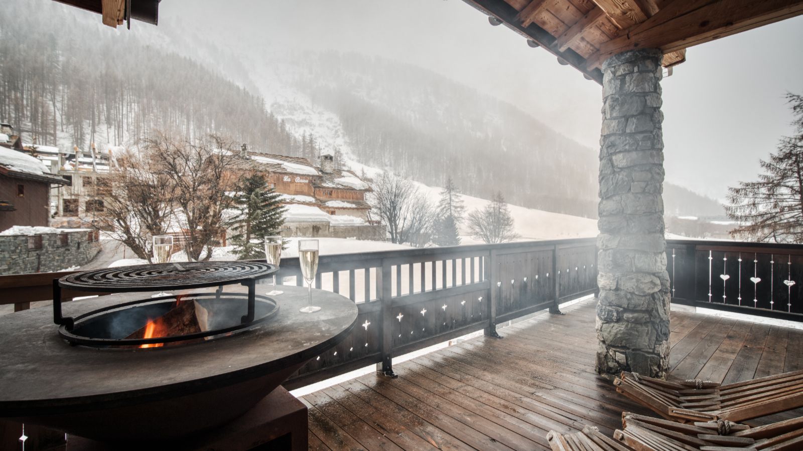 Luxury-Ski-Chalet-Vald'Isere-Chalet-Ananda-OSC-Balcony (2).jpg