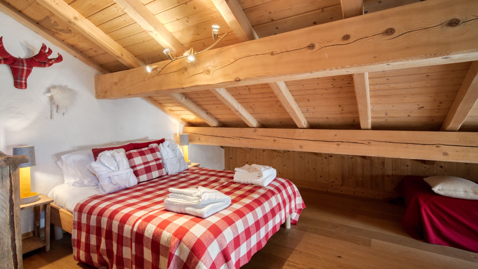 Luxury-Ski-Chalet-Vald'Isere-Chalet-Ananda-OSC-Bedroom.jpg