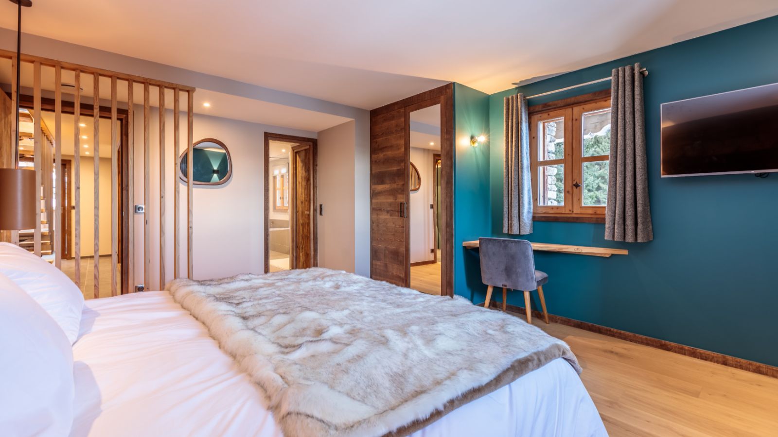 Luxury-Ski-Chalet-Les-Arc-Chalet-La -Source-arc-1800- OSC-Bedroom.jpg