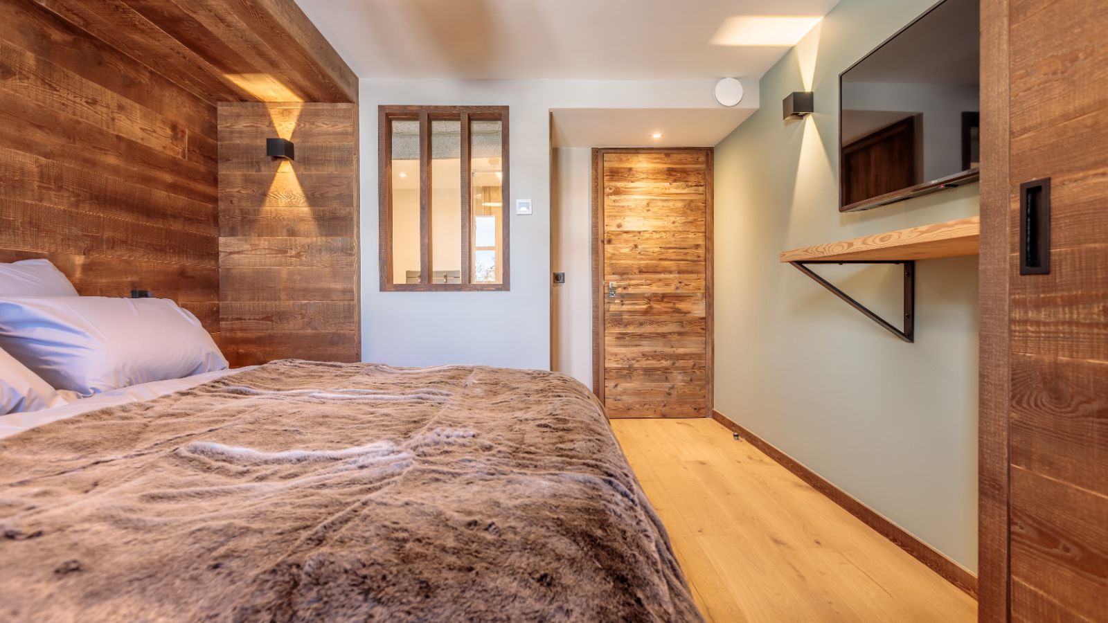 Luxury-Ski-Chalet-Les-Arc-Chalet-La -Source-arc-1800- OSC-Bedroom3.jpg