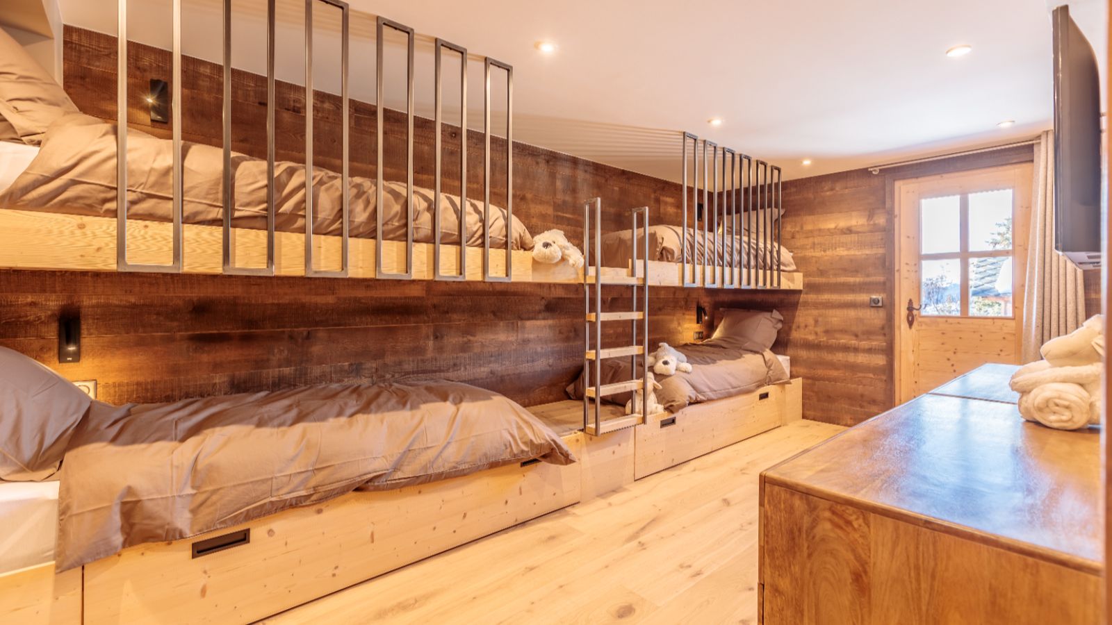 Luxury-Ski-Chalet-Les-Arc-Chalet-La -Source-arc-1800- OSC-Bunkroom.jpg