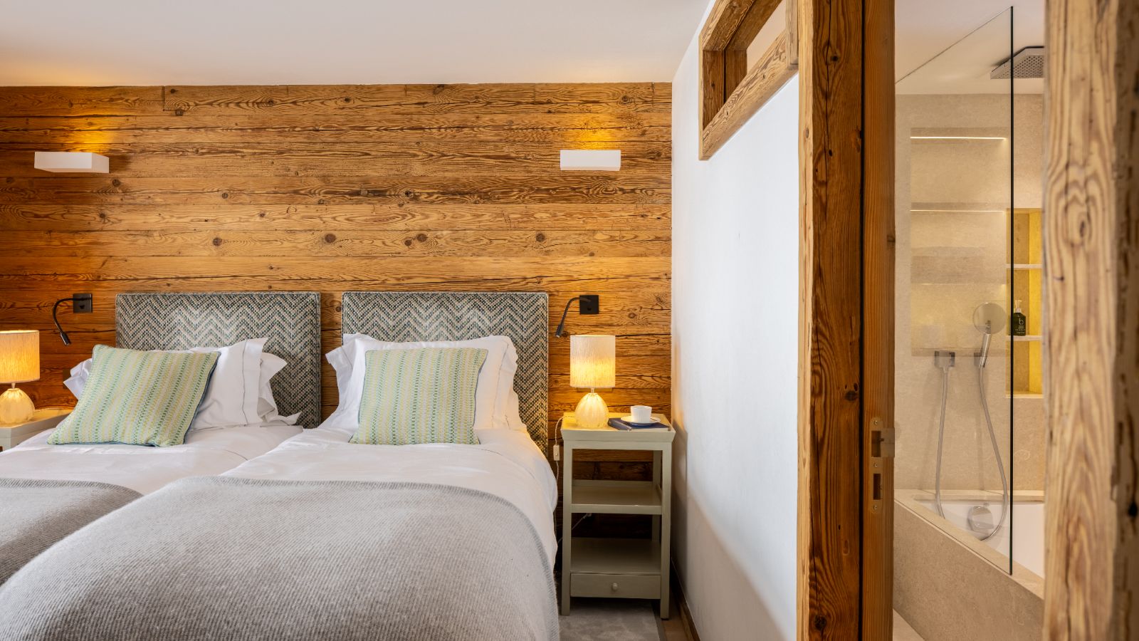 Luxury-Ski-Chalet-Verbier-ChaletLesEtrennes-OSC-Bedroom (11).jpg