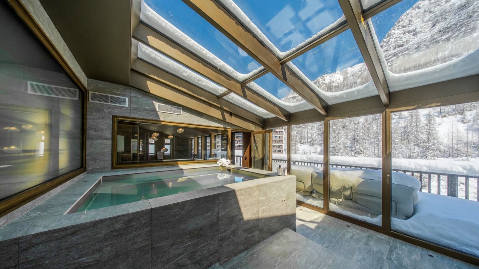 Luxury-Ski-Chalet-Vald'Isere-ChaletdeCristal-OSC- Jacuzzi2.jpg