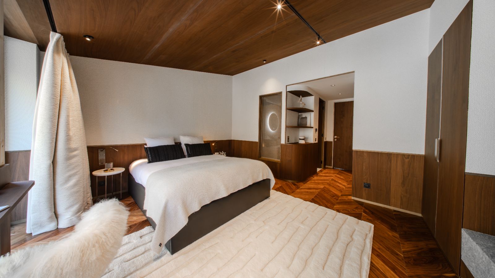 Luxury-Ski-Chalet-Vald'Isere-ChaletdeCristal-OSC-Bedroom (2).jpg