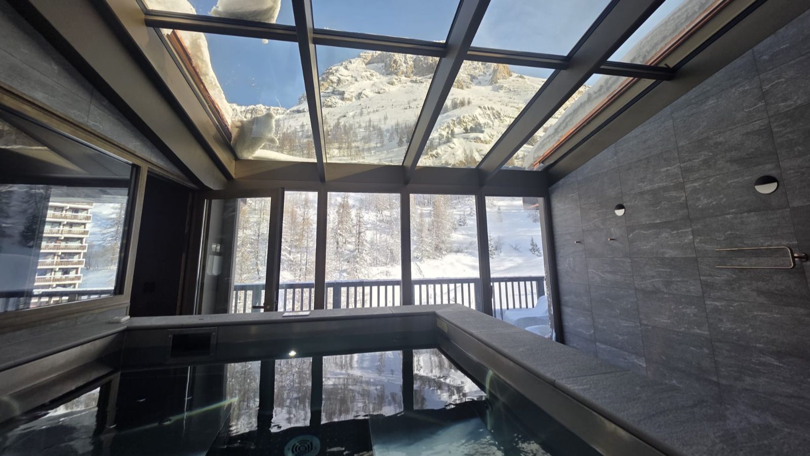 Luxury-Ski-Chalet-Vald'Isere-ChaletdeCristal-OSC-Jacuzzi1.jpeg