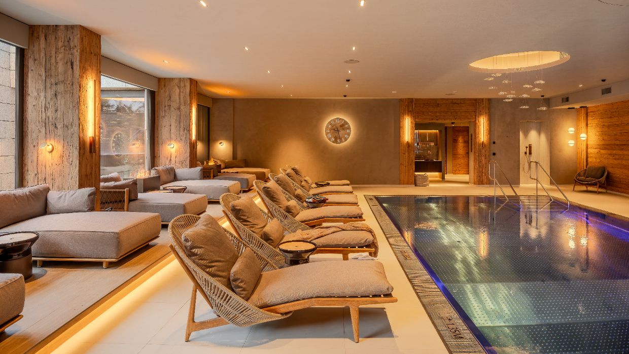 Luxury -hotel-Zermatterhof_OSCSpa_Pool.jpg