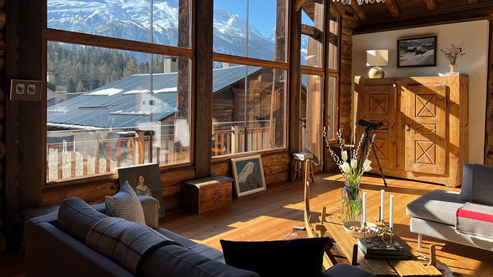Luxury-Ski-Chalet-Chamonix-La-Ferme-Des-Frasserands-Oxford-Ski-lounge.jpg