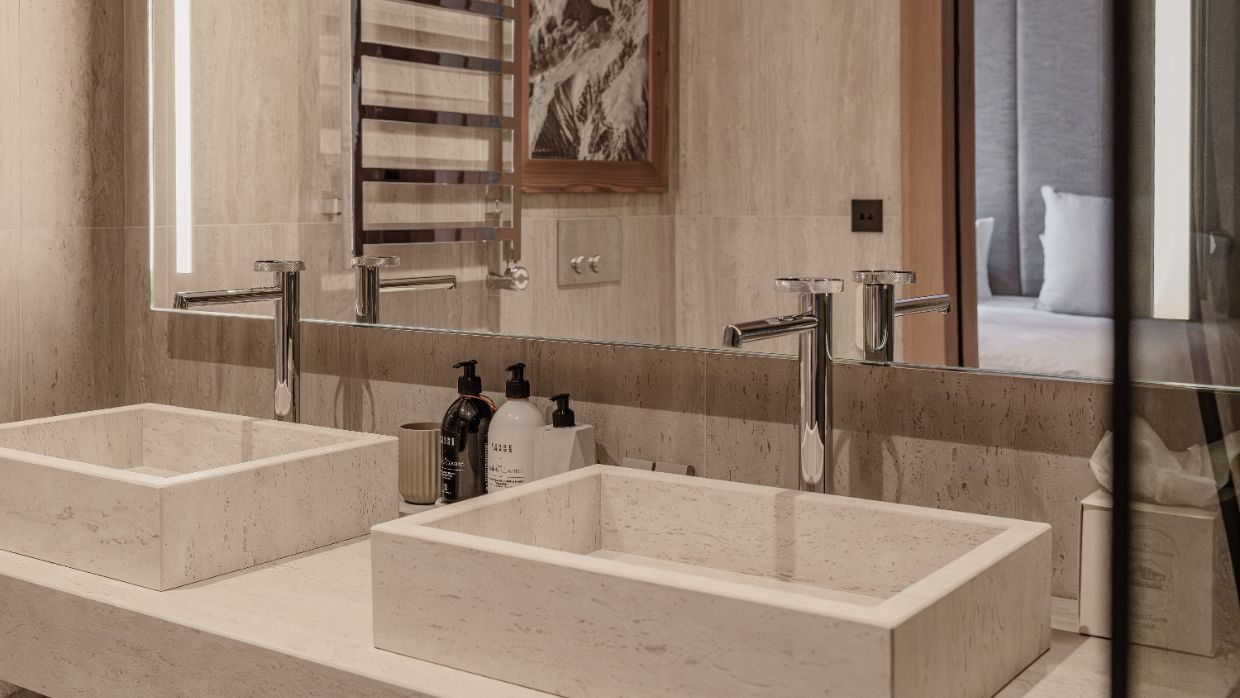 Luxury-Ski-Chalet-Le CINQ-OSC- Bathroom (2).jpg