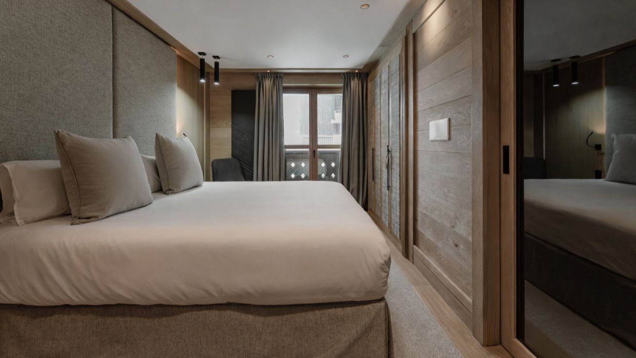 Luxury-Ski-Chalet-Le CINQ-OSC-Bedroom (5).jpg