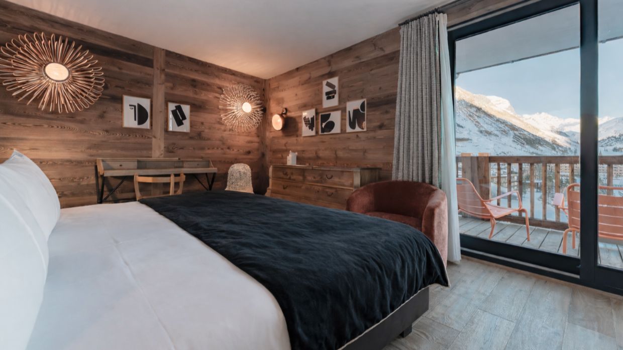 Luxury-Ski-Chalet-Le-Best -View-OSC-Bedroom.jpg