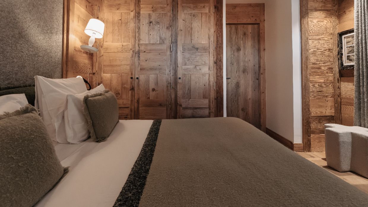 Luxury-Ski-Chalet-Le-Best -View-OSC-Bedroom (4).jpg