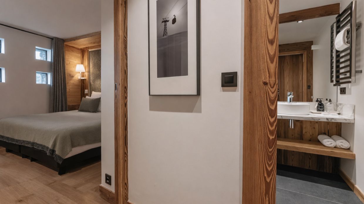 Luxury-Ski-Chalet-Le-Best -View-OSC-Bedroom (5).jpg
