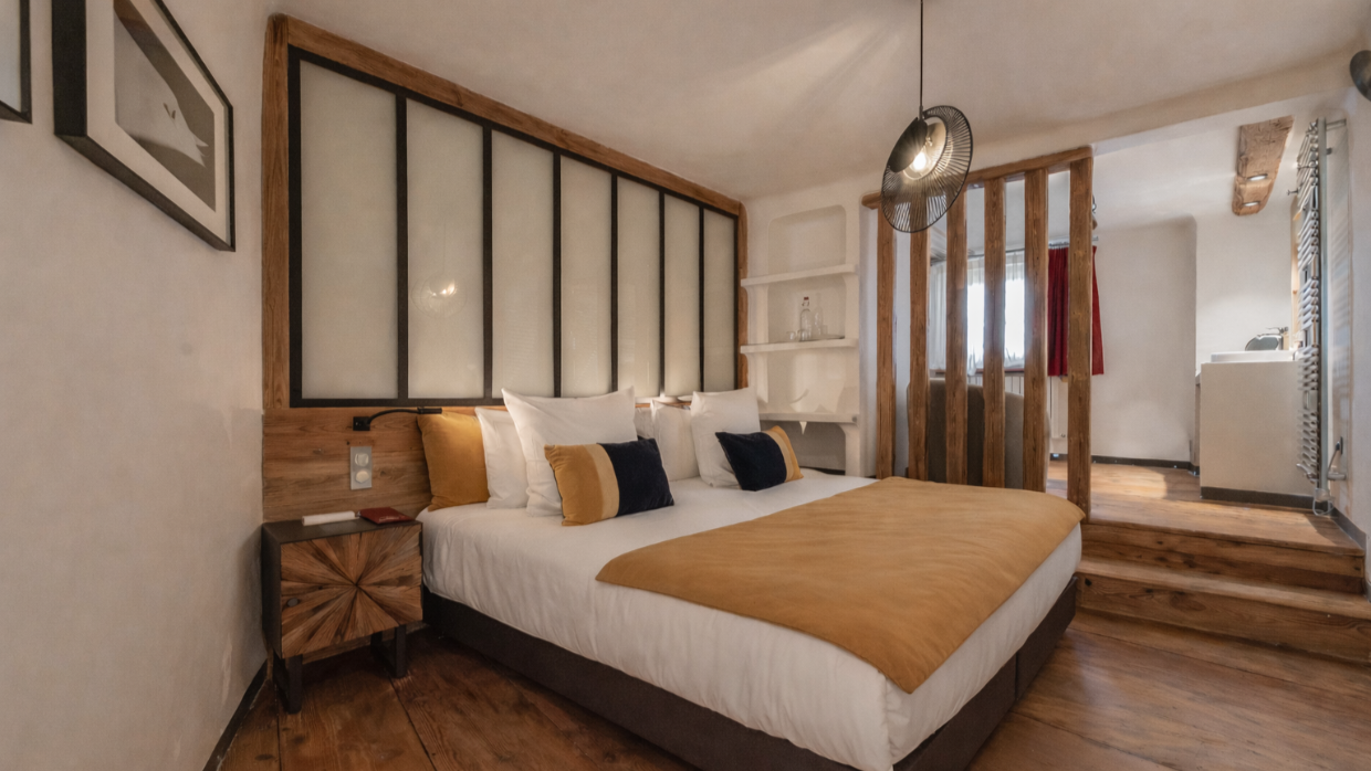 Luxury-Ski-Chalet-Val'dIsere-LeMathilda-OSC-Bedroom (3).png