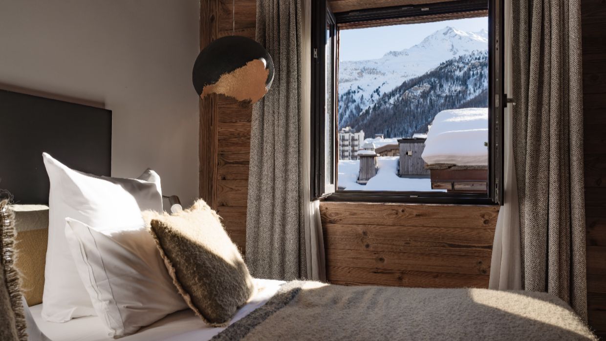 Luxury-Ski-Chalet-Val'dIsere-Le-Penthouse-Savoie-OSC-Bedroom (6).jpg