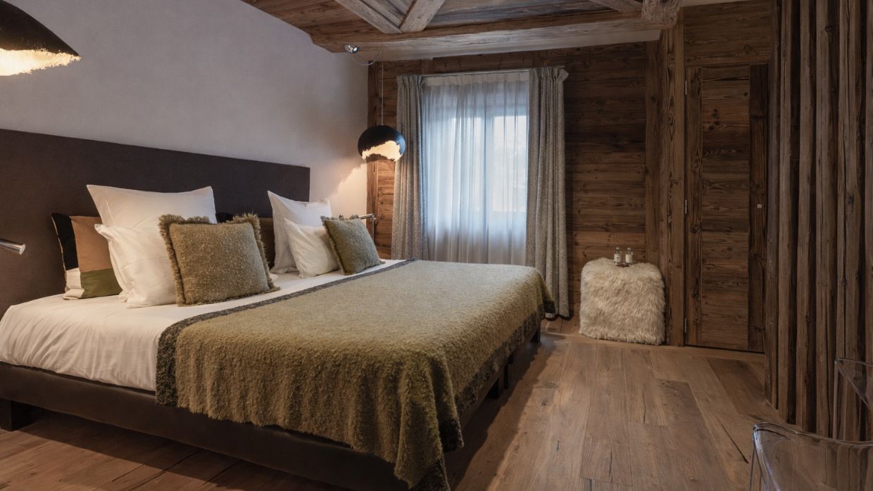 Luxury-Ski-Chalet-Val'dIsere-Le-Penthouse-Savoie-OSC-Bedroom (7).jpg