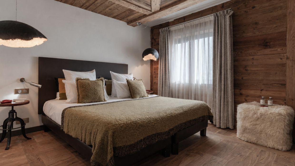 Luxury-Ski-Chalet-Val'dIsere-Le-Penthouse-Savoie-OSC-Bedroom (8).jpg