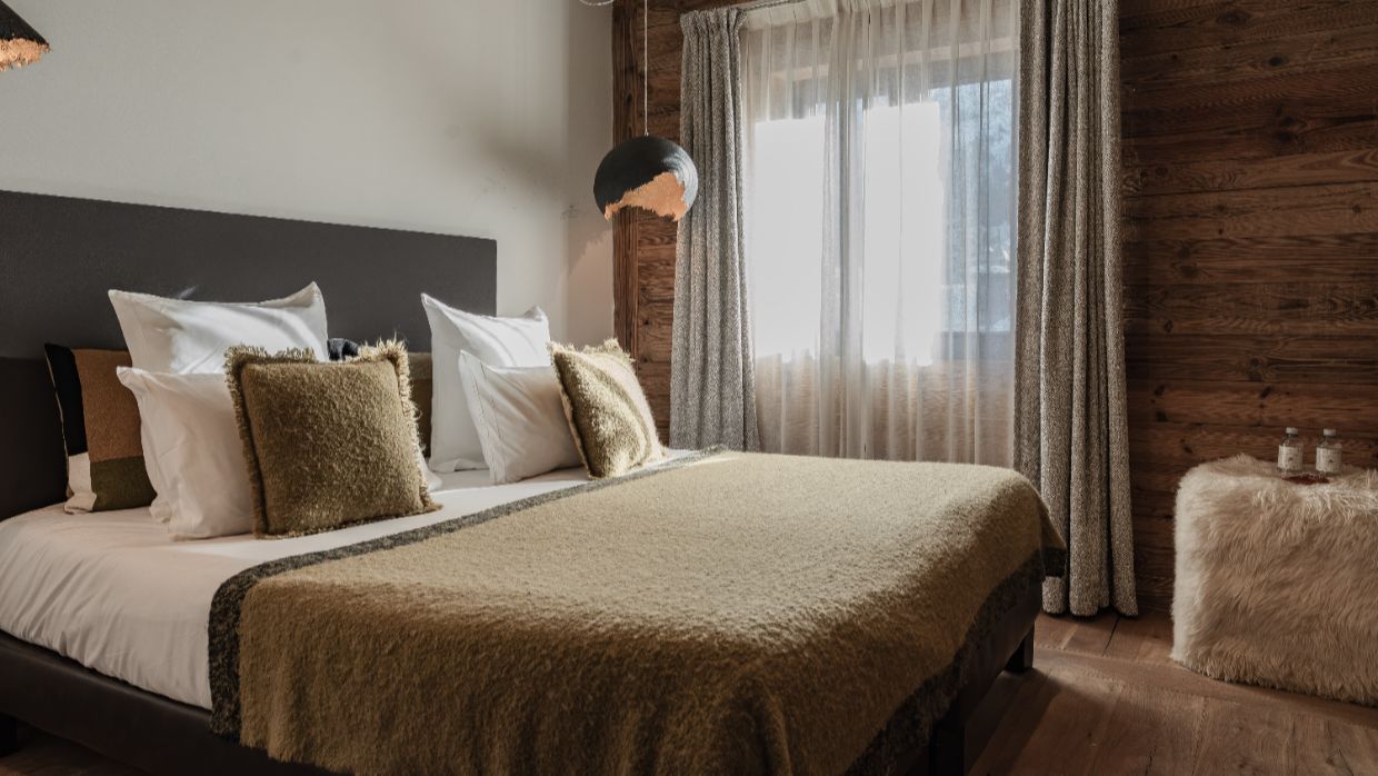Luxury-Ski-Chalet-Val'dIsere-Le-Penthouse-Savoie-OSC-Bedroom (10).jpg