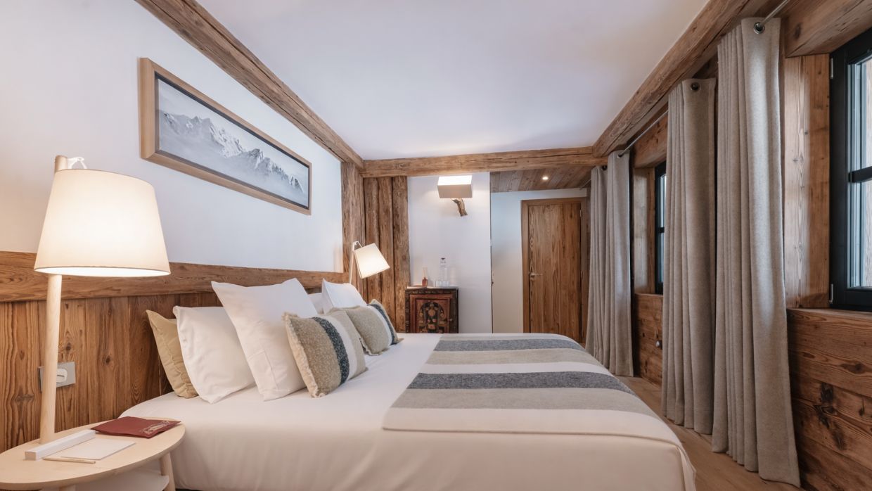 Luxury-Ski-Chalet-Val'dIsere-Le Papillion-OSC -Bedroom (1).jpg