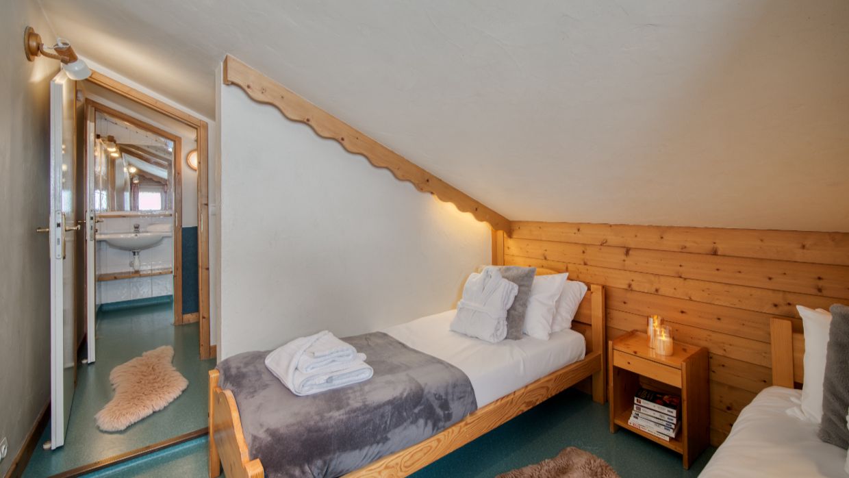 Luxury-Ski-Chalet-Tigne-Chalet Armoise-OSC- Twin room (2).jpg