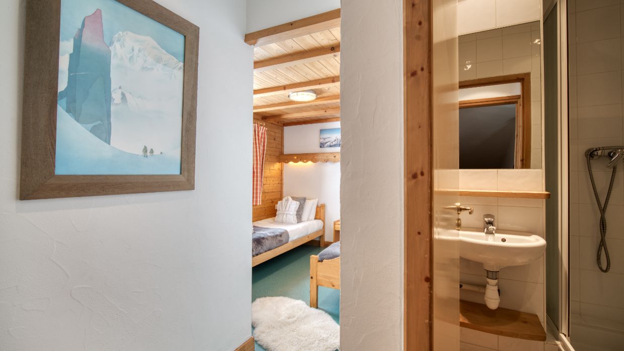 Luxury-Ski-Chalet-Tigne-Chalet Armoise-OSC- Twin room.jpg