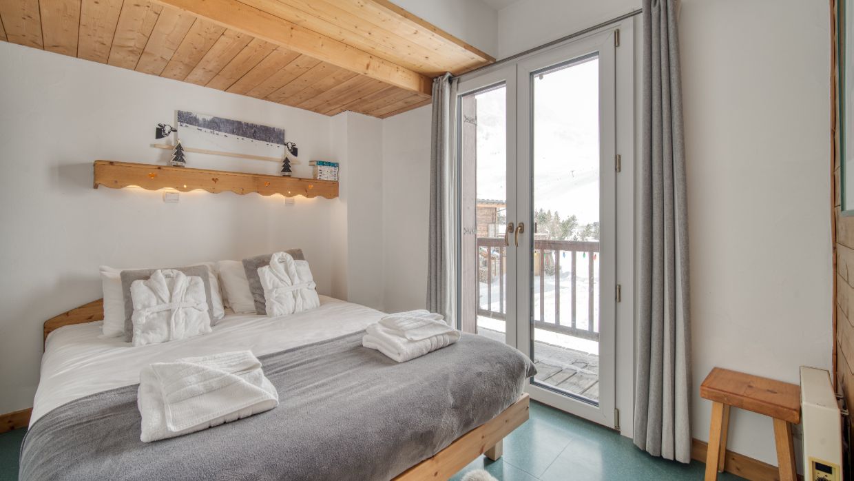 Luxury-Ski-Chalet-Tigne-Chalet Armoise-OSC-Bedroom (2).jpg
