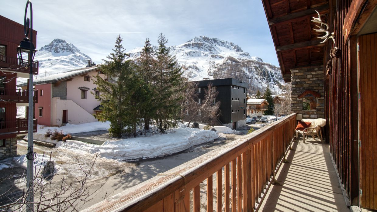 Luxury-Ski-Chalet-Vald'Isere-Chalet Bivouac-OSC-Balcony (2).jpg