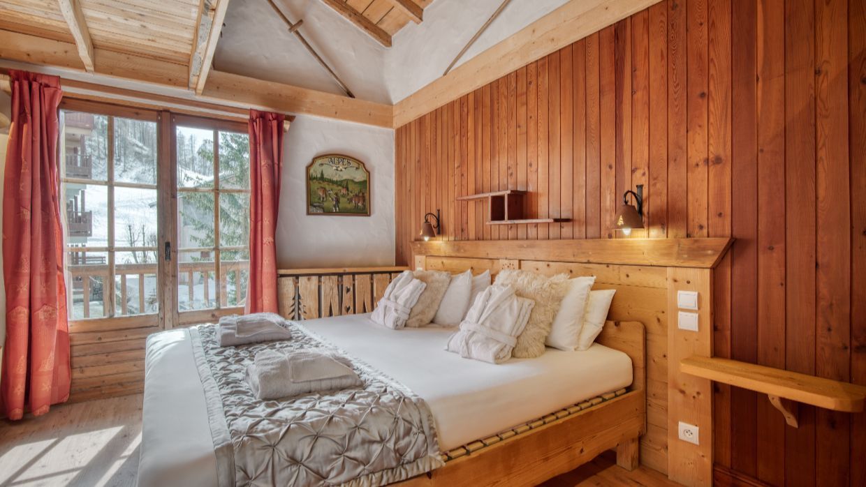 Luxury-Ski-Chalet-Vald'Isere-Chalet Bivouac-OSC-Bedroom (3).jpg