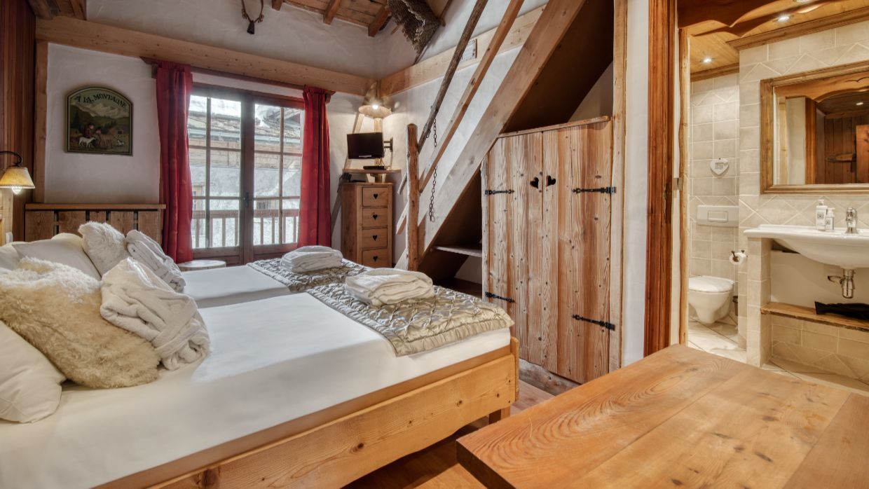 Luxury-Ski-Chalet-Vald'Isere-Chalet Bivouac-OSC-Bedroom (7).jpg