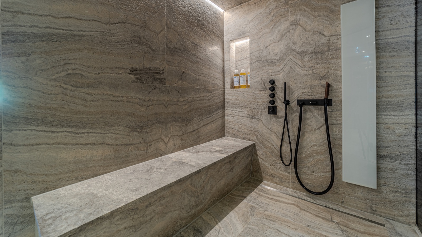 Luxury-Ski-Chalet-Kitzbuhel-Chalet-Summit-Oxford-Ski-Steam-Room.jpg