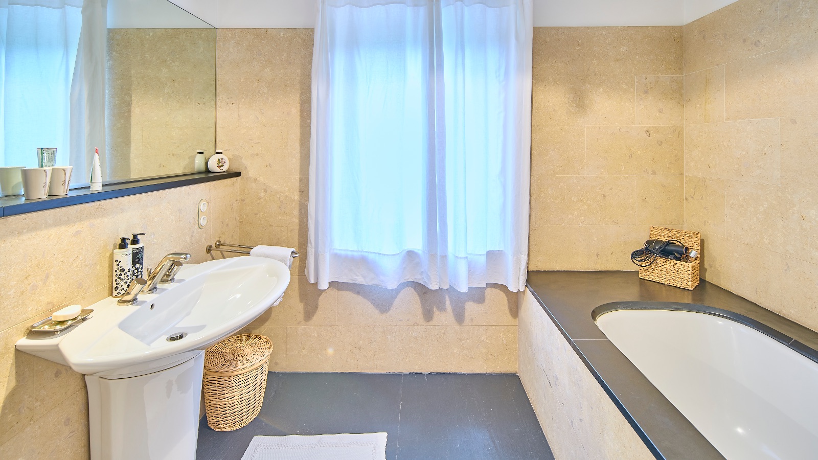 Luxury-Ski-Chalet-Kitzbuhel-Chalet-Bellevue-Oxford-Ski-Bathroom.jpg