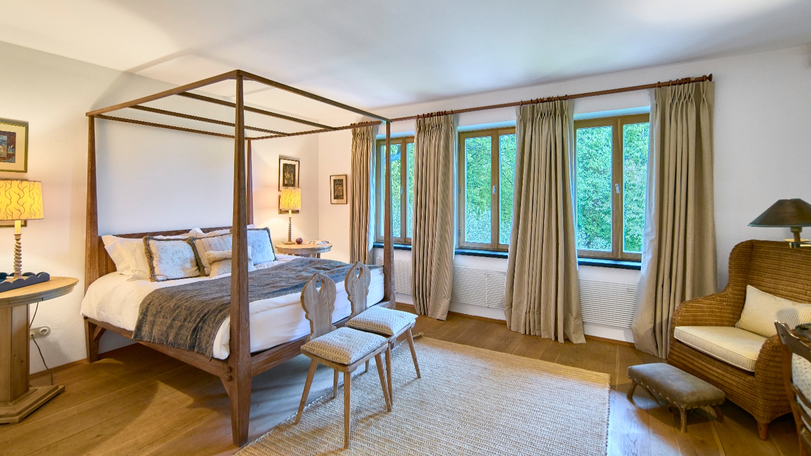 Luxury-Ski-Chalet-Kitzbuhel-Chalet-Bellevue-Oxford-Ski-Bedroom4.jpg