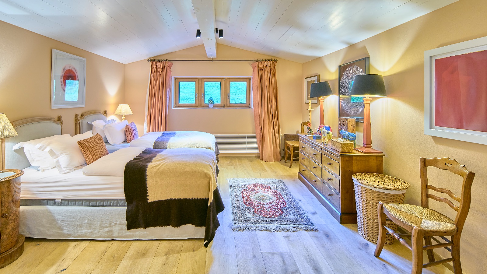 Luxury-Ski-Chalet-Kitzbuhel-Chalet-Bellevue-Oxford-Ski-Bedroom8.jpg