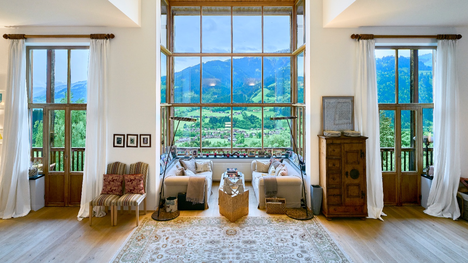 Luxury-Ski-Chalet-Kitzbuhel-Chalet-Bellevue-Oxford-Ski-Bedroom11.jpg