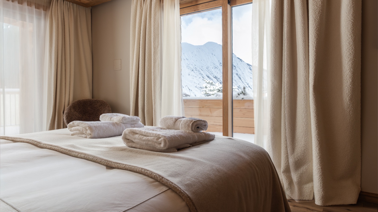 Luxury-Ski-Chalet-St-Martin-De-Belleville-Montana-Oxford-Ski-Bedroom2.jpg