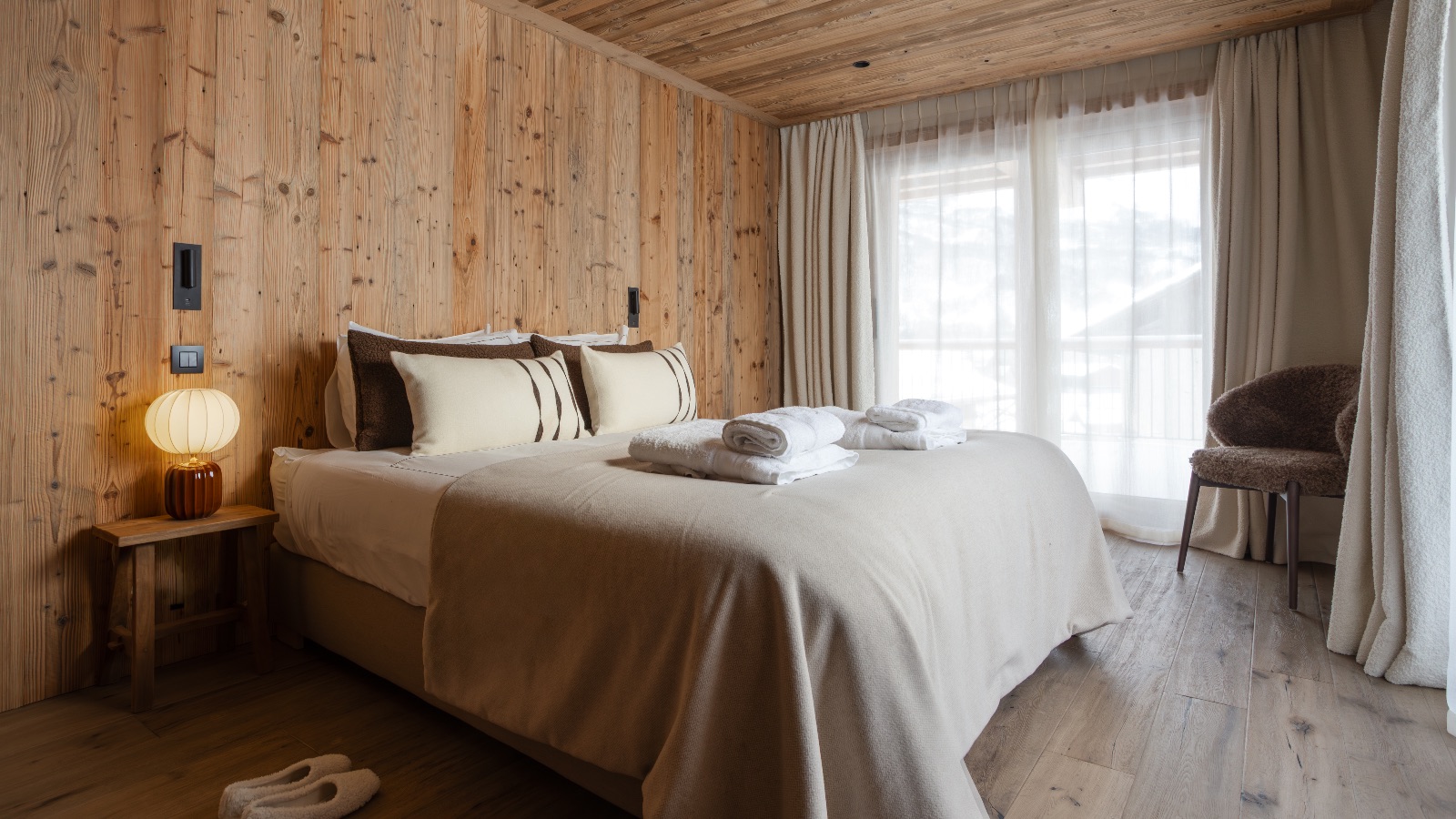 Luxury-Ski-Chalet-St-Martin-De-Belleville-Montana-Oxford-Ski-Bedroom3.jpg