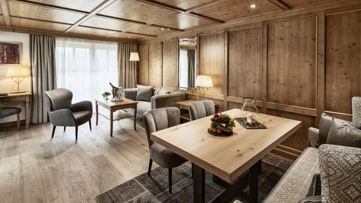 Luxury-Ski-Hotel-Oberlech-Burg Vital-OSC-Bedroom-lounge (2).jpg
