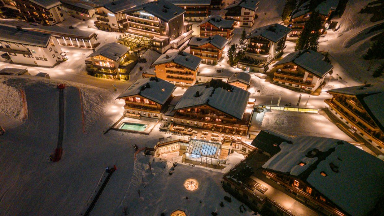 Luxury-Ski-Hotel-Oberlech-Burg Vital-OSC-Night view.jpg