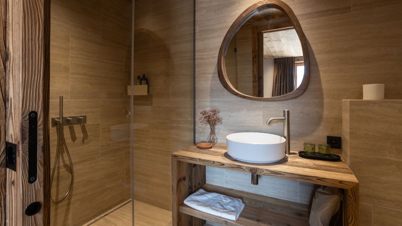 Luxury-Ski-Chalet-St-Martin-De-Belleville-Lenafaju-Oxford-Ski-Bathroom2.jpg