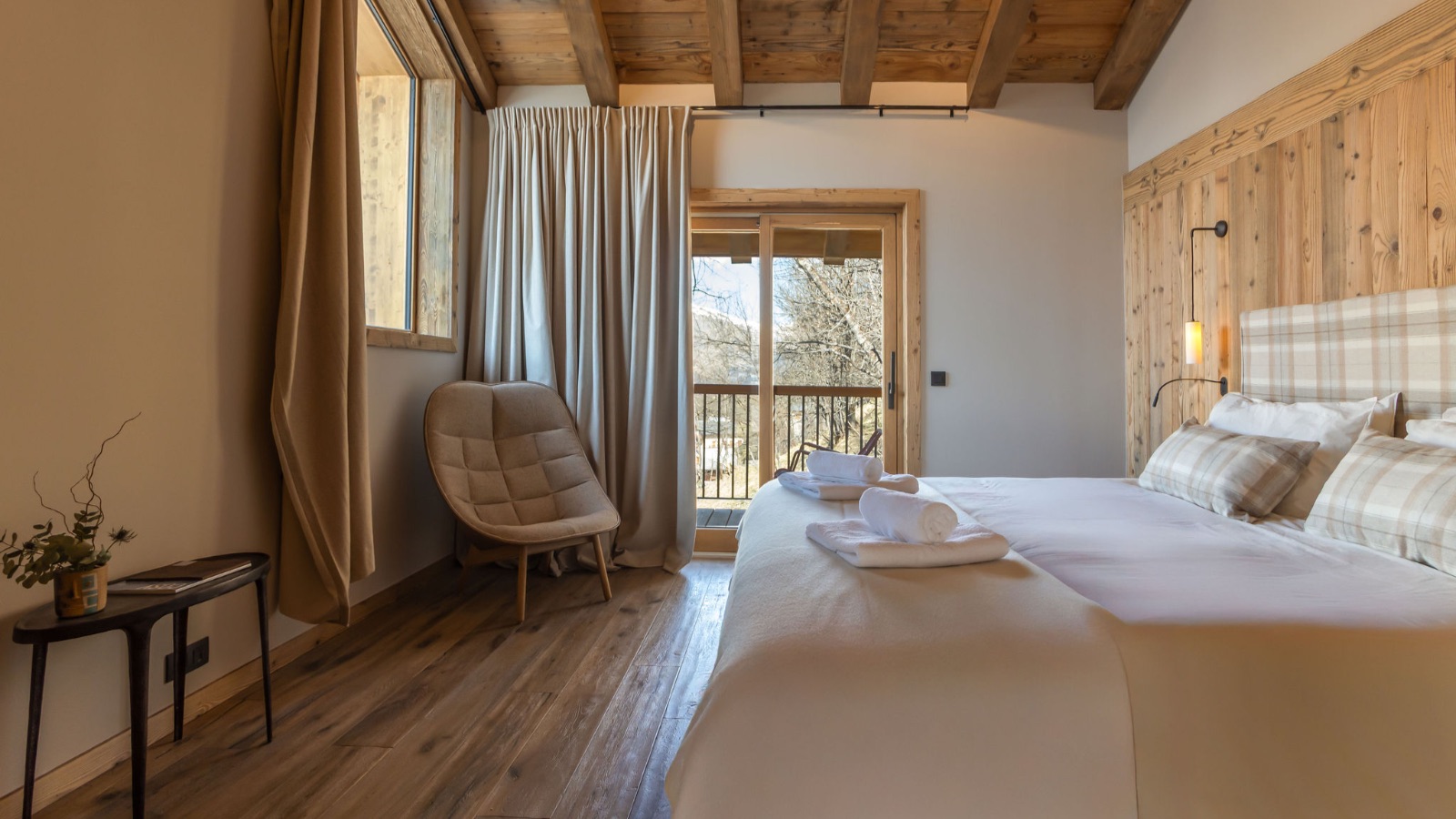 Luxury-Ski-Chalet-St-Martin-De-Belleville-Lenafaju-Oxford-Ski-Bedroom1.jpg