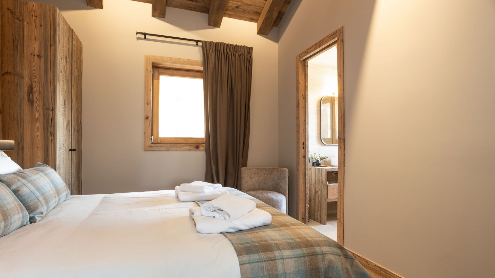 Luxury-Ski-Chalet-St-Martin-De-Belleville-Lenafaju-Oxford-Ski-Bedroom3.jpg