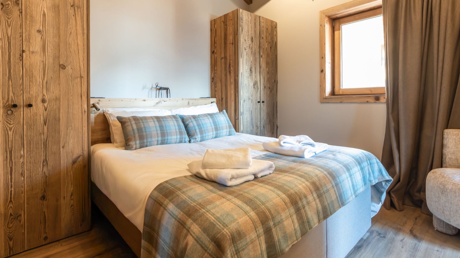 Luxury-Ski-Chalet-St-Martin-De-Belleville-Lenafaju-Oxford-Ski-Bedroom4.jpg