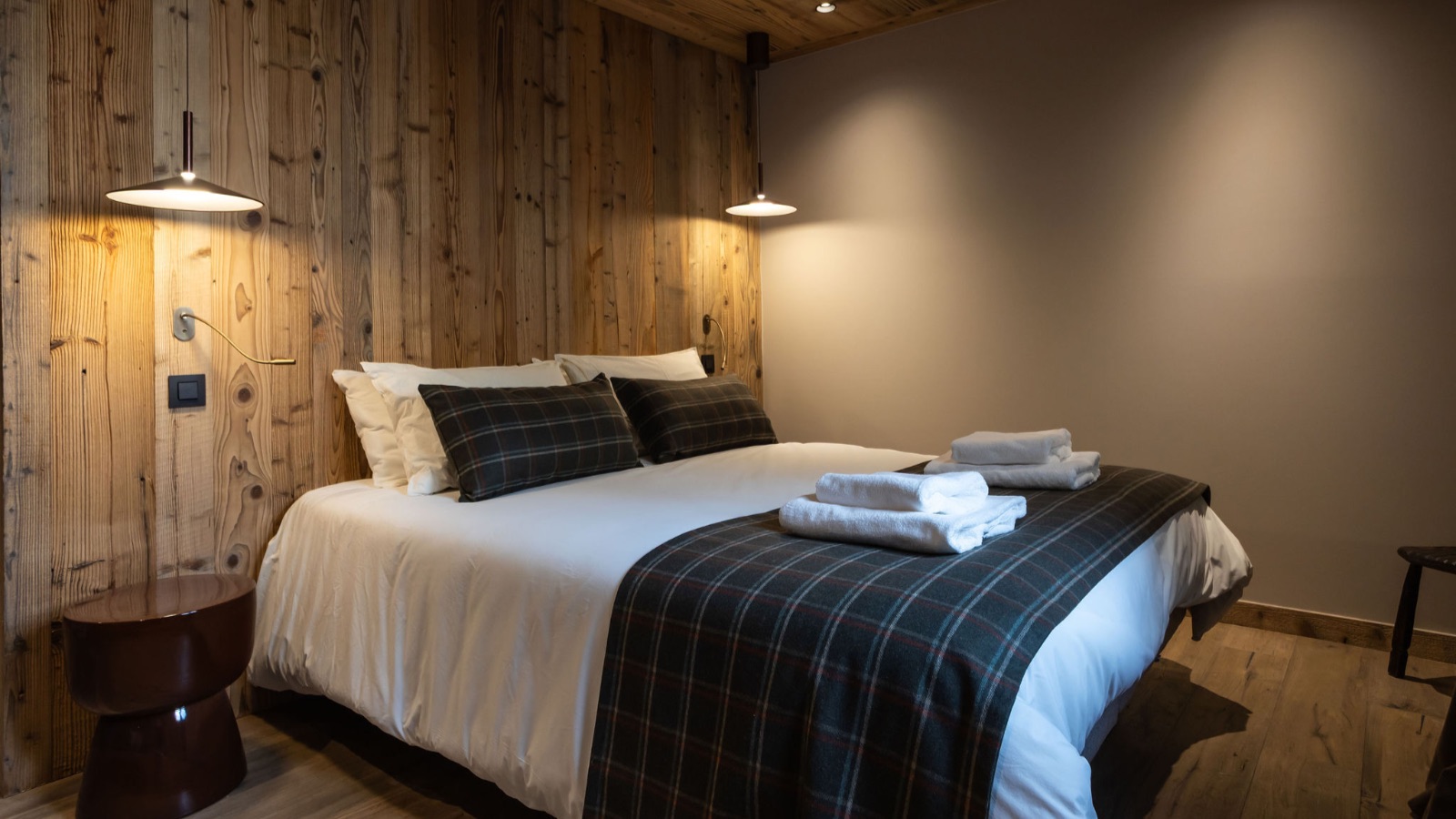 Luxury-Ski-Chalet-St-Martin-De-Belleville-Lenafaju-Oxford-Ski-Bedroom10.jpg
