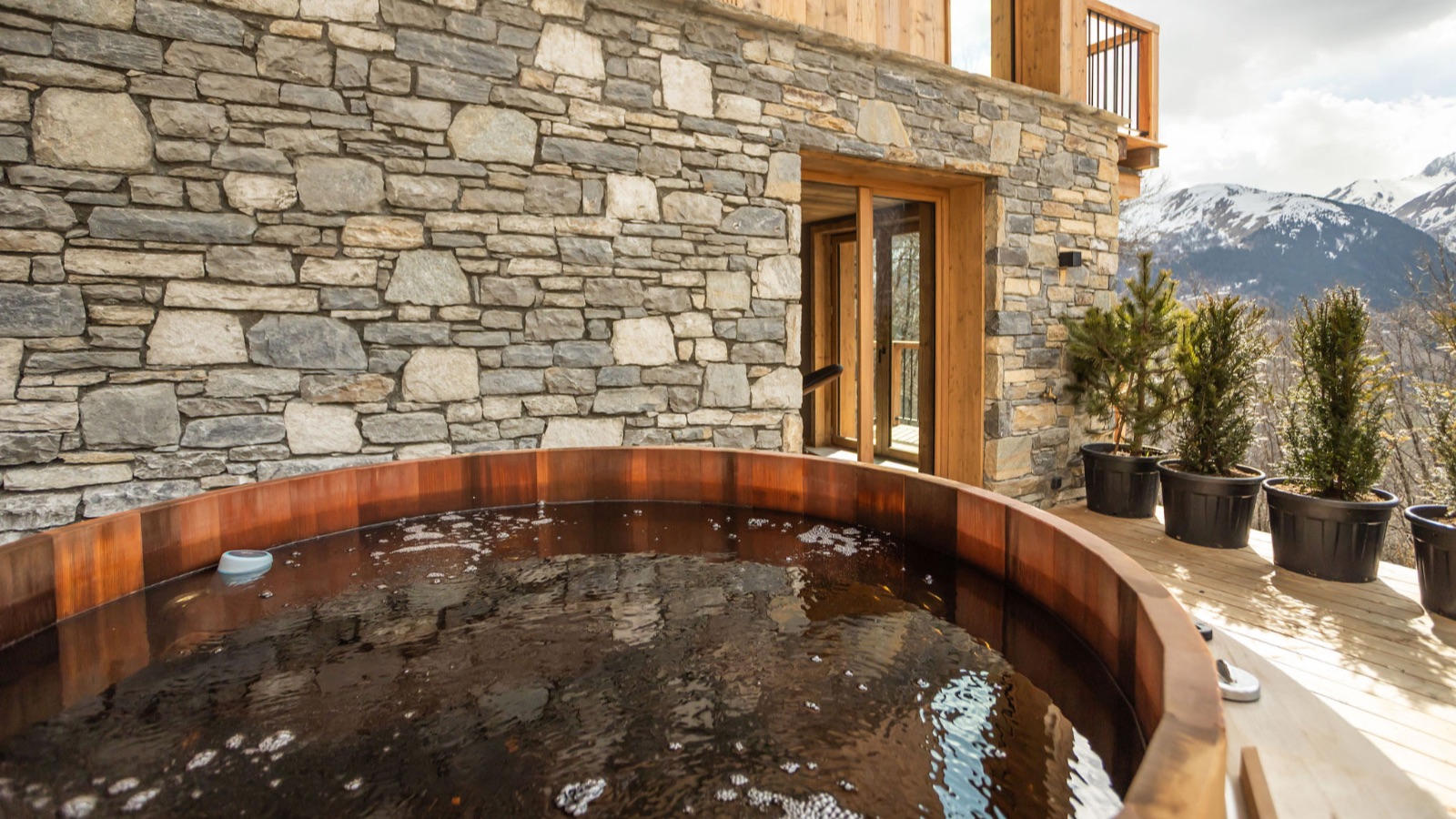 Luxury-Ski-Chalet-St-Martin-De-Belleville-Lenafaju-Oxford-Ski-Hout-Tubjpg.jpg