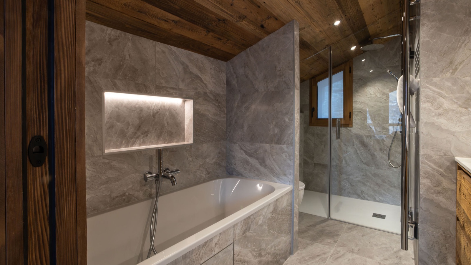 Luxury-Ski-Chalet-St-Martin-De-Belleville-De-Beauvoir-Oxford-Ski-Bathroom.jpg