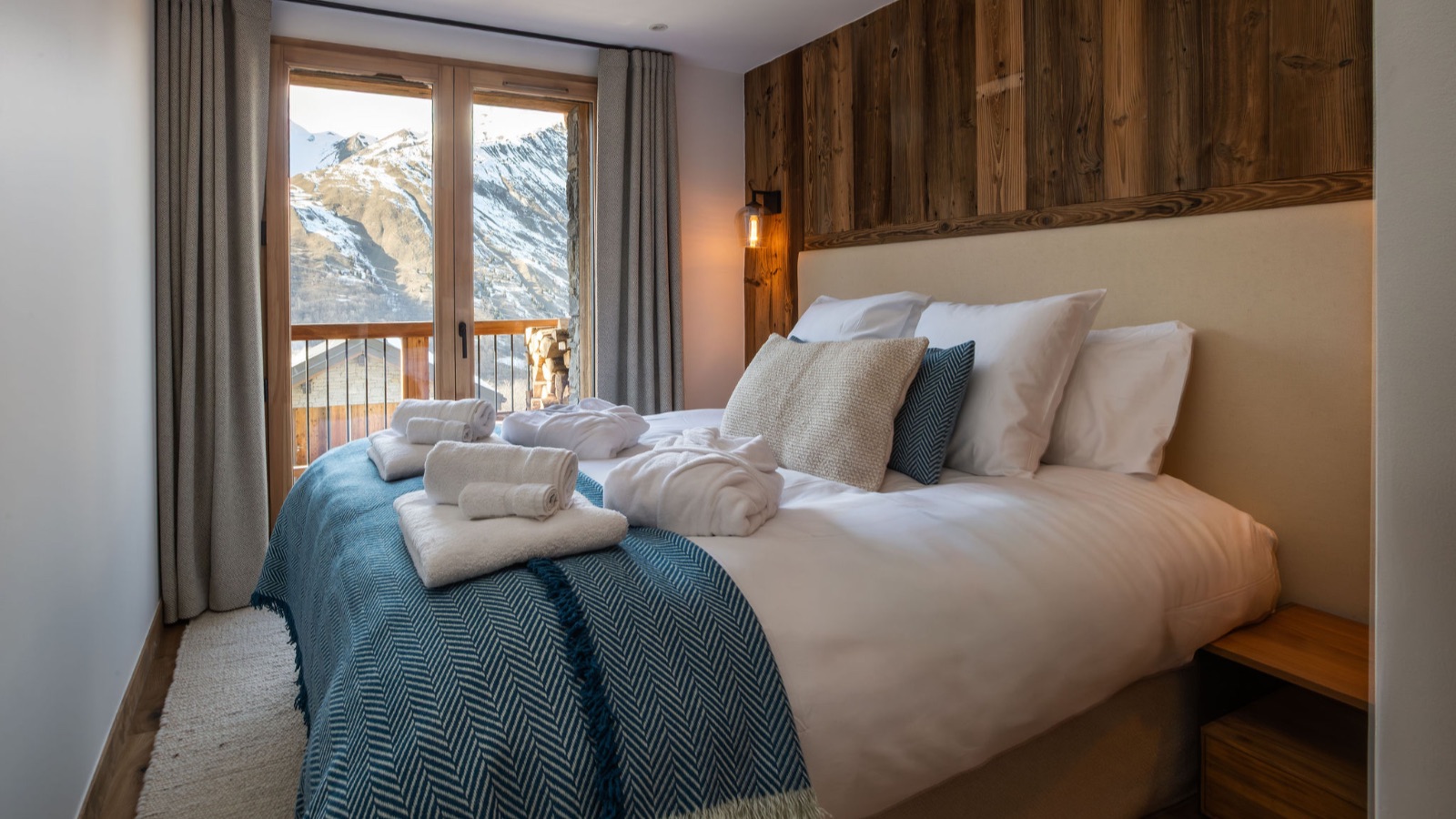 Luxury-Ski-Chalet-St-Martin-De-Belleville-De-Beauvoir-Oxford-Ski-Bedroom8.jpg