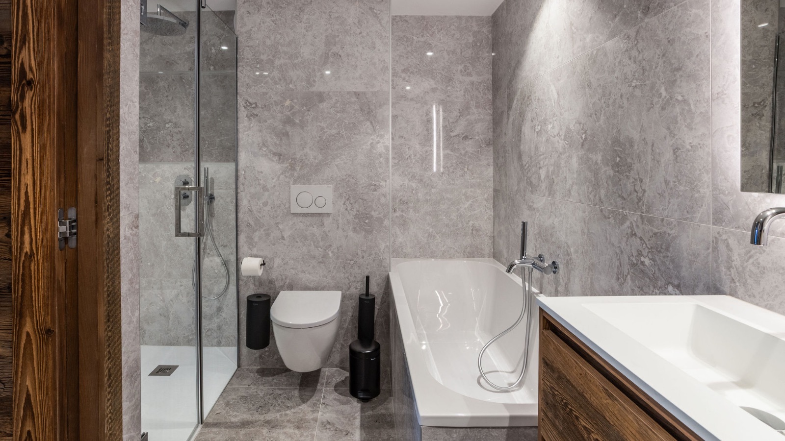 Luxury-Ski-Chalet-St-Martin-De-Belleville-De-Beauvoir-Oxford-Ski-Bathroom2.jpg