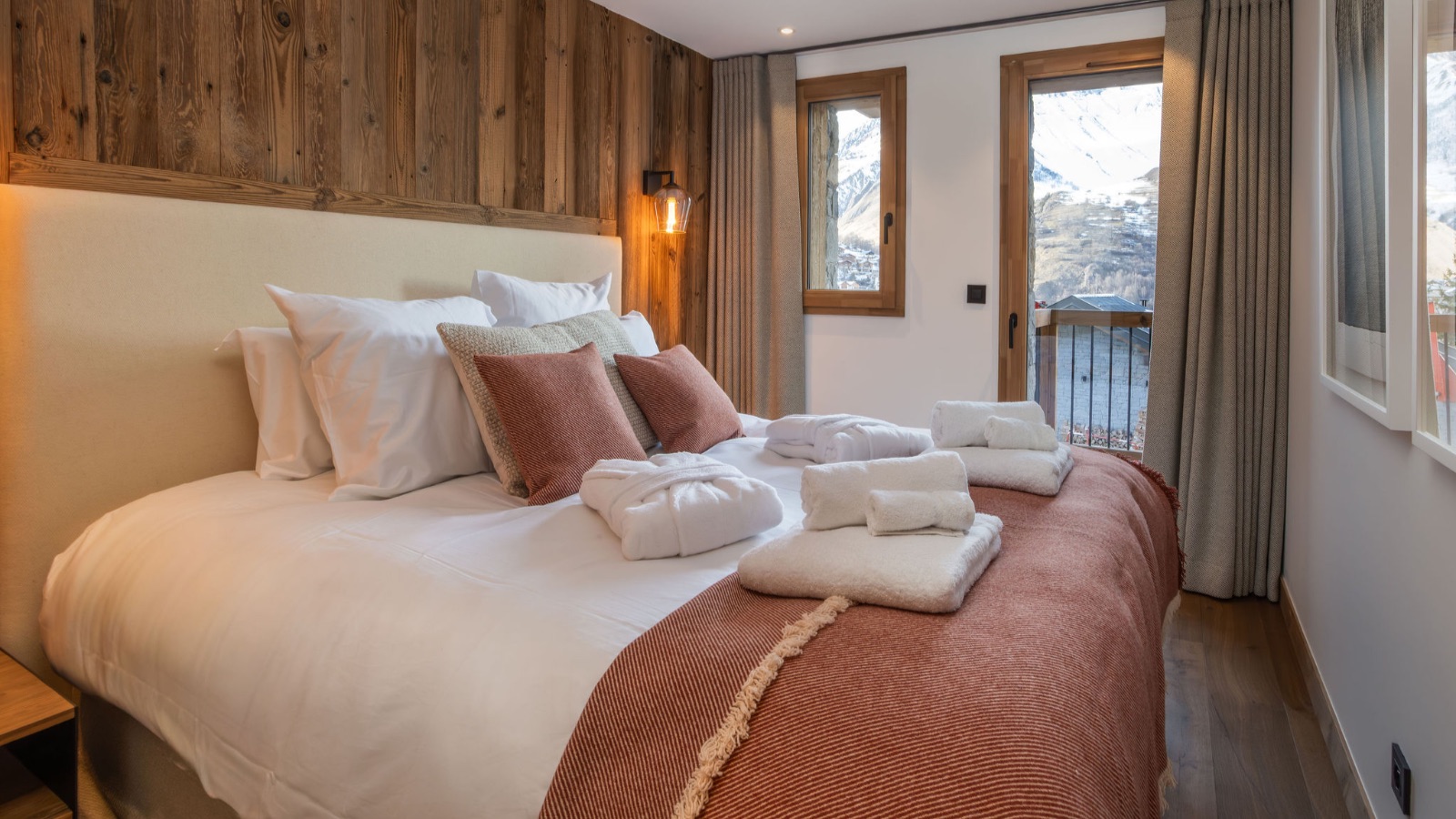 Luxury-Ski-Chalet-St-Martin-De-Belleville-De-Beauvoir-Oxford-Ski-Bedroom10.jpg
