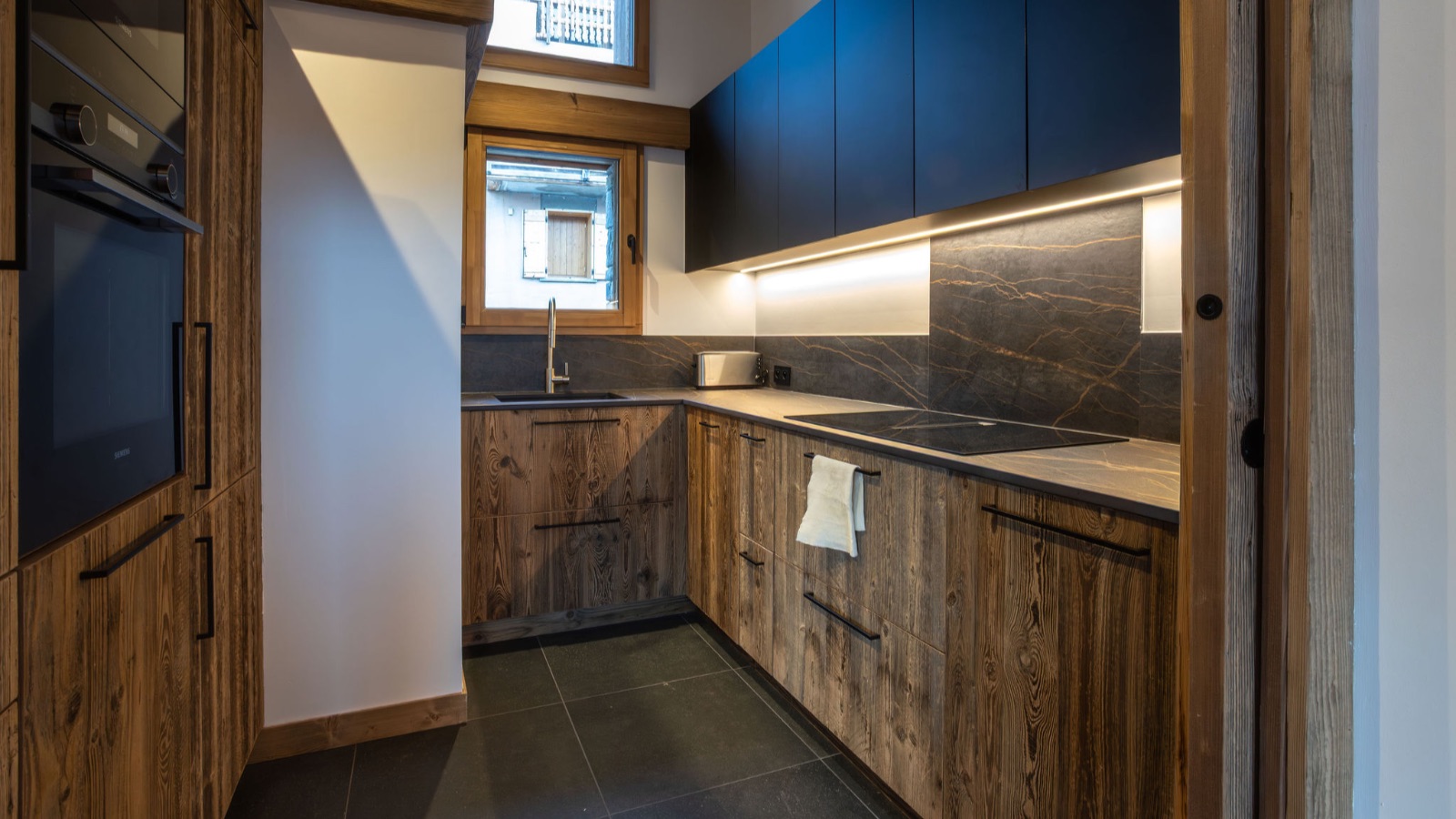 Luxury-Ski-Chalet-St-Martin-De-Belleville-De-Beauvoir-Oxford-Ski-Kitchen.jpg